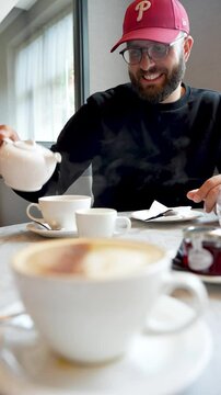 un homme ce serre du th&eacute;