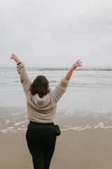 mujer feliz de llegar a la playa