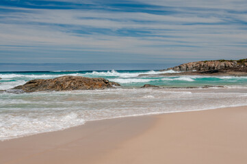 Obraz premium Green's Pools, Western Australia, is known for its clear turquoise waters framed by sculpted, rugged rocks. This sheltered bay is perfect for swimming, snorkelling, and enjoying nature's beauty.