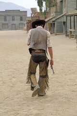 almería poblado del oeste vaquero preparado para hacer un duelo con la pistola en la mano...