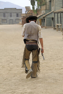 almer&iacute;a poblado del oeste vaquero preparado para hacer un duelo con la pistola en la mano escenario de peliculas de vaqueros western 4M0A6398-as24
