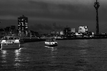 Abendstimmung in Düsseldorf am Rhein