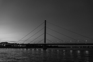 Obraz premium Abendstimmung in Düsseldorf am Rhein