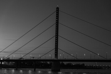 Fototapeta premium Abendstimmung in Düsseldorf am Rhein