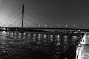 Abendstimmung in D&uuml;sseldorf am Rhein