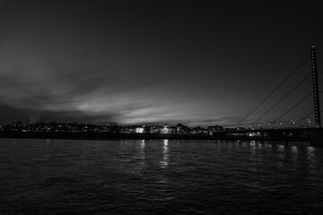 Abendstimmung in Düsseldorf am Rhein