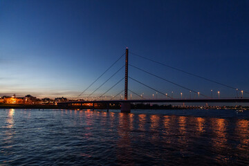 Obraz premium Abendstimmung in Düsseldorf am Rhein