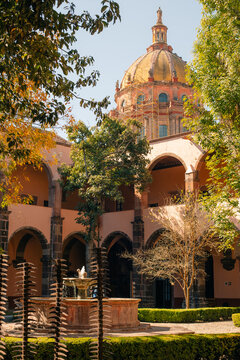 A beautifull streen in the middle of a mexican Town named San Miguel Allende, mexico - 2 sep 2024