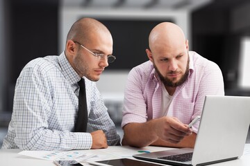 Obraz premium Two happy professional business people together in modern office