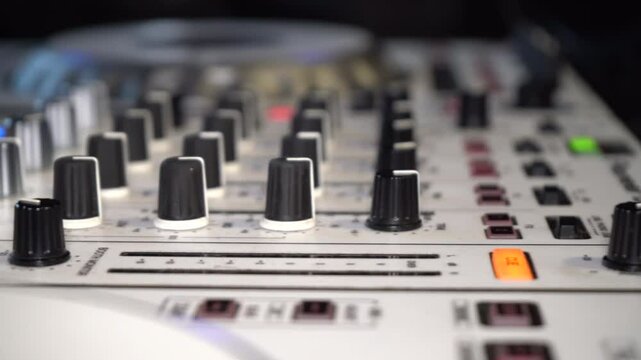disc jockey mezclando en vivo