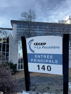 Entr&eacute;e principale du C&eacute;gep de La Pocati&egrave;re, Qu&eacute;bec.