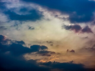 Obraz premium A dramatic, moody sky with dark clouds and a soft, ethereal glow. Perfect for backgrounds or to evoke a sense of mystery and emotion