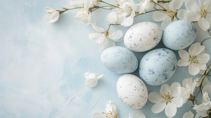 Obraz premium Speckled blue and white Easter eggs with cherry blossoms