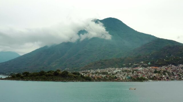 Belleza de un pueblo y su volc&aacute;n entre lago