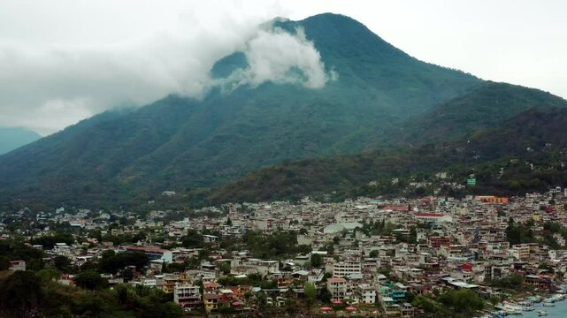 Belleza de un pueblo entre volcanes