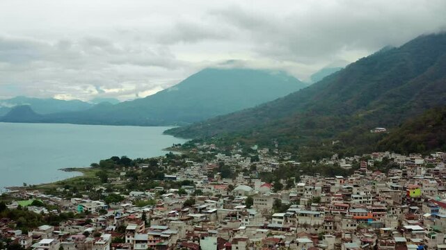 Pueblo entre volcanes y lago