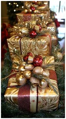 Fototapeta premium Gold and red Christmas gifts lined up.