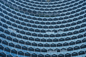 Fototapeta premium Building With Modern Futuristic Architecture Featuring A Distinct Geometric Pattern Made Up Of Hexagonal Structures