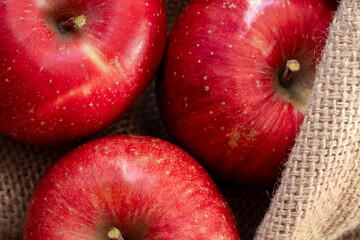 麻袋に入った美味しいリンゴ