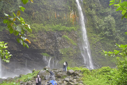 Local tourists are enjoying the waterfall tourist spot in Tasikmalaya, West Java, December 4, 2024