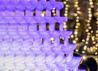 ガラスのシャンパングラスが並ぶ幻想的な光景 |...