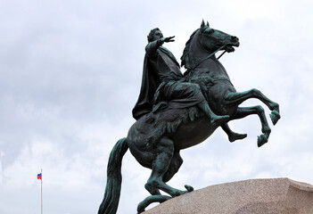 Fototapeta premium monument to the first Russian Emperor Peter the Great in St. Petersburg and the Russian flag.