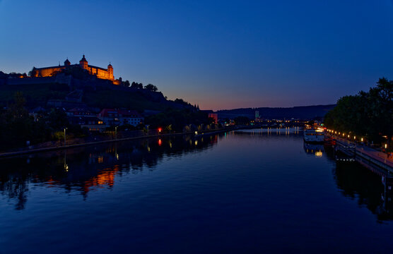 Blick von der Ludwigsbr&uuml;cke &uuml;ber den Main zur Festung Marienberg von W&uuml;rzburg am Abend, Unterfranken, Franken, Bayern, Deutschland
