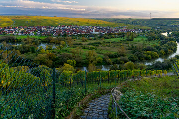 Naklejka premium Sonnenuntergang über den Weinbergen an der Vogelsburg und der Volkacher Mainschleife mit den Weinorten Escherndorf und Nordheim am Main, Landkreis Kitzingen, Unterfanken, Bayern, Deutschland