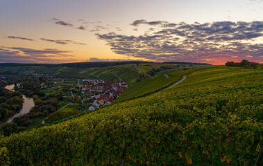 Naklejka premium Sonnenuntergang über den Weinbergen an der Vogelsburg und der Volkacher Mainschleife mit den Weinorten Escherndorf und Nordheim am Main, Landkreis Kitzingen, Unterfanken, Bayern, Deutschland