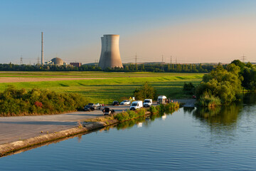 Fototapeta premium Kernkraftwerk Grafenrheinfeld im Abendlicht, Landkreis Schweinfurt, Unterfranken, Franken Bayern, Deutschland