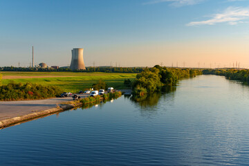 Fototapeta premium Kernkraftwerk Grafenrheinfeld im Abendlicht, Landkreis Schweinfurt, Unterfranken, Franken Bayern, Deutschland