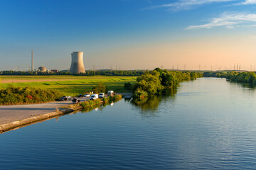 Fototapeta premium Kernkraftwerk Grafenrheinfeld im Abendlicht, Landkreis Schweinfurt, Unterfranken, Franken Bayern, Deutschland
