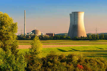 Kernkraftwerk Grafenrheinfeld im Abendlicht, Landkreis Schweinfurt, Unterfranken, Franken Bayern,...