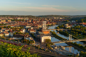 Obraz premium Blick von den Weinbergen am Stein über den Main zur historische Altstadt von Würzburg am Abend, Unterfranken, Franken, Bayern, Deutschland