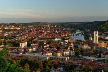 Blick von den Weinbergen am Stein über den Main zur historische Altstadt von Würzburg am Abend, Unterfranken, Franken, Bayern, Deutschland
