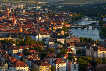 Blick von den Weinbergen am Stein über den Main zur historische Altstadt von Würzburg am Abend, Unterfranken, Franken, Bayern, Deutschland