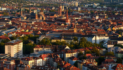 Fototapeta premium Blick von den Weinbergen am Stein zur historische Altstadt von Würzburg am Abend, Unterfranken, Franken, Bayern, Deutschland