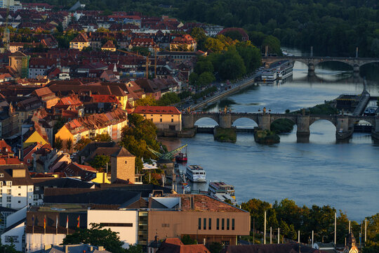 Blick von den Weinbergen am Stein &uuml;ber den Main zur historische Altstadt von W&uuml;rzburg am Abend, Unterfranken, Franken, Bayern, Deutschland