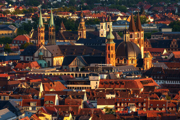 Fototapeta premium Blick von den Weinbergen am Stein zur historische Altstadt von Würzburg am Abend, Unterfranken, Franken, Bayern, Deutschland