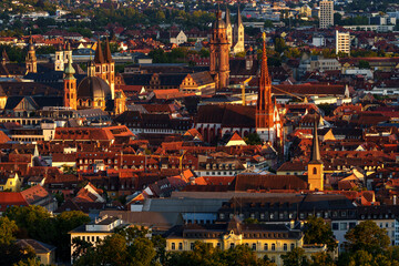 Fototapeta premium Blick von den Weinbergen am Stein zur historische Altstadt von Würzburg am Abend, Unterfranken, Franken, Bayern, Deutschland