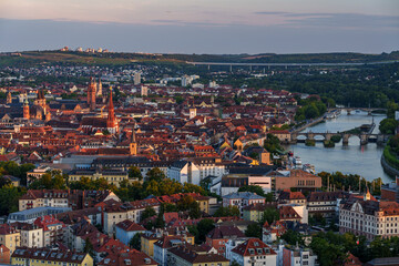 Obraz premium Blick von den Weinbergen am Stein über den Main zur historische Altstadt von Würzburg am Abend, Unterfranken, Franken, Bayern, Deutschland