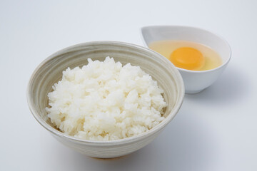 卵かけご飯_ご飯に生卵をのせて好みの味付けで混ぜて食べる日本の家庭料理