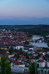 Naklejka premium Blick von den Weinbergen am Stein über den Main zur historische Altstadt von Würzburg am Abend, Unterfranken, Franken, Bayern, Deutschland