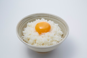 卵かけご飯_ご飯に生卵をのせて好みの味付けで混ぜて食べる日本の家庭料理
