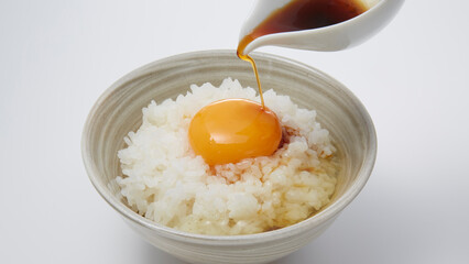 卵かけご飯_ご飯に生卵をのせて好みの味付けで混ぜて食べる日本の家庭料理
