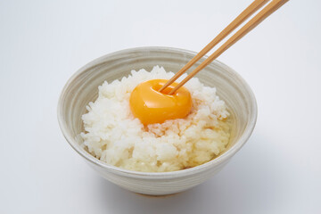 卵かけご飯_ご飯に生卵をのせて好みの味付けで混ぜて食べる日本の家庭料理