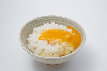 卵かけご飯_ご飯に生卵をのせて好みの味付けで混ぜて食べる日本の家庭料理