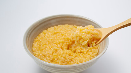 卵かけご飯_ご飯に生卵をのせて好みの味付けで混ぜて食べる日本の家庭料理