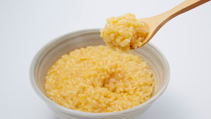 卵かけご飯_ご飯に生卵をのせて好みの味付けで混ぜて食べる日本の家庭料理