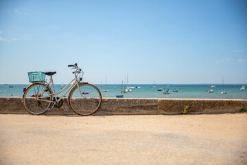 Fototapeta premium Vieux vélo au bord de la mer sur la côte vendéenne en France.